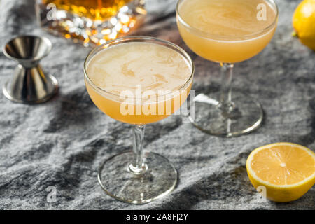Hausgemachte Zitrone Brandy Daisy Cocktail mit Sodawasser Stockfoto