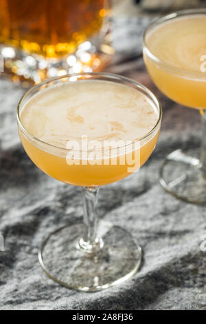 Hausgemachte Zitrone Brandy Daisy Cocktail mit Sodawasser Stockfoto