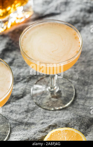 Hausgemachte Zitrone Brandy Daisy Cocktail mit Sodawasser Stockfoto