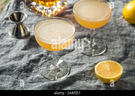 Hausgemachte Zitrone Brandy Daisy Cocktail mit Sodawasser Stockfoto