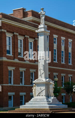 Ein hohes Marmordenkmal mit einer Skulptur eines konföderierten Soliders auf der Spitze, neben dem Forrest County Courthouse in Hattiesburg, MS Stockfoto