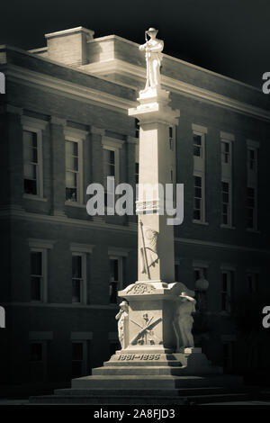 Eine IR-Effekt eines etwa 3-stöckiges hohes Denkmal aus Marmor mit einer Skulptur eines Konföderierte Soldat oben, neben dem Forrest County Cou Stockfoto