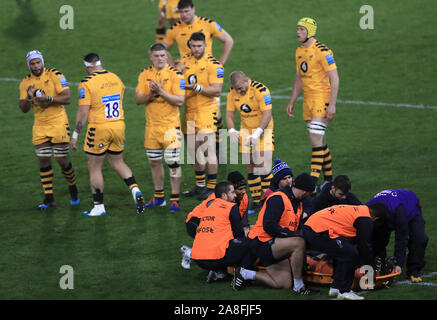 Verkauf Haifische" Josh Beaumont ist mit einer Verletzung während der gallagher Premiership an der AJ Bell Stadium, Verkauf stretchered. Stockfoto