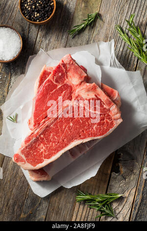 Rohe rote Gras gefüttert T-Bone Steak fertig zu kochen Stockfoto