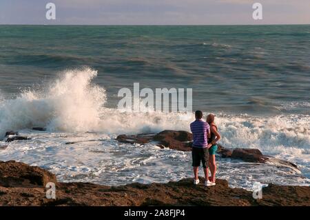 Wellenbrecher und junges Paar, Cadiz, Andalusien, Spanien, Europa. Stockfoto