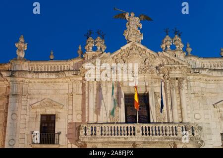 Pfarrhaus der Universität - Detail der Fassade, alte Tabakfabrik aus dem 18. Jahrhundert, Sevilla, Andalusien, Spanien, Europa. Stockfoto