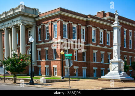 Ein hohes Denkmal aus Marmor mit einer Skulptur eines Konföderierte Soldat auf, steht neben dem Forrest County Courthouse in Hattiesburg, MS, USA Stockfoto