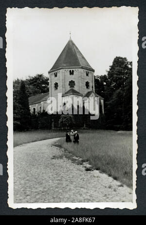 Europa, Deutschland, Schleswig-Holstein, Friedrichsruh Bismarck-Mausoleum, Grablege von Otto Fürst von Bismarck und dessen Gattin Johanna von Puttkammer, Aufnahme Ca. Mitte der 1930er Jahre. / Europa, Deutschland, Schleswig-Holstein, Friedrichsruh, Bismarck Mausoleum, Es ist das Grab des Fürsten Otto von Bismarck und seine Frau Johanna von Puttkammer, Foto von um 1935. Stockfoto