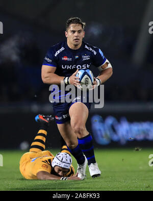 Verkauf Haie Akker van der Merwe weg erhält von Wespen" Nizaam Carr während der gallagher Premiership an der AJ Bell Stadium, Verkauf. Stockfoto