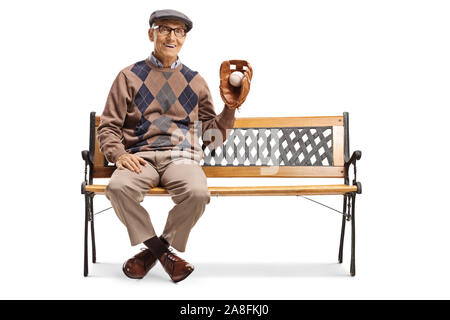 Älterer Mann mit einem Baseball Handschuh auf einer Bank sitzen auf weißem Hintergrund Stockfoto