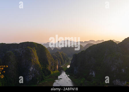 Schönen Sonnenuntergang über Vietnamesische Flüsse und Landschaft von der malerischen Mua Höhlen und Drachen Statue in der Tam Coc, Ninh Binh, Vietnam Stockfoto