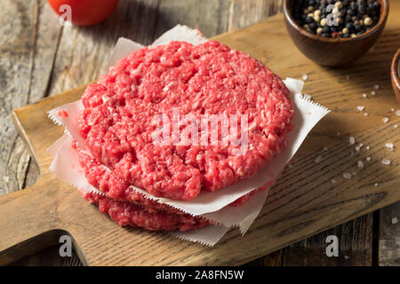 Rohe Rote organische Hamuburger Pattys bereit zu Kochen Stockfoto
