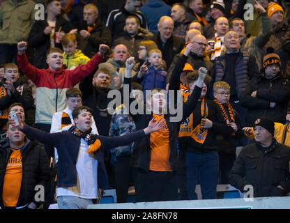 Dens Park, Dundee, Großbritannien. 8. November, 2019. Schottische Meisterschaft Fußball, Dundee Football Club gegen Dundee United, Dundee United Fans - Redaktionelle Verwendung Credit: Aktion plus Sport/Alamy leben Nachrichten Stockfoto