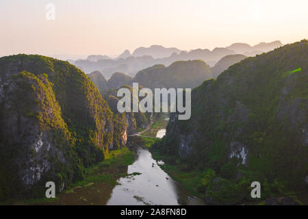 Schönen Sonnenuntergang über Vietnamesische Flüsse und Landschaft von der malerischen Mua Höhlen und Drachen Statue in der Tam Coc, Ninh Binh, Vietnam Stockfoto