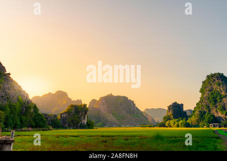 Einen atemberaubenden Sonnenuntergang über Hängen der Mua Mua und Höhlen mit Kalkstein Berge im Hintergrund von Tam Coc, Ninh Binh, Northern Vietnam Stockfoto