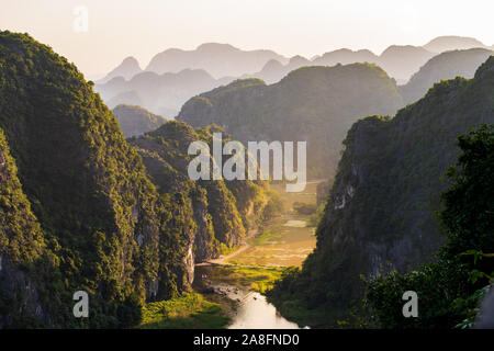 Schönen Sonnenuntergang über Vietnamesische Flüsse und Landschaft von der malerischen Mua Höhlen und Drachen Statue in der Tam Coc, Ninh Binh, Vietnam Stockfoto