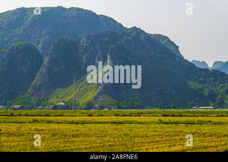 Schönen Sonnenuntergang über Vietnamesische Landschaft von der malerischen Mua Höhlen und Drachen Statue in der Tam Coc, Ninh Binh, Vietnam Stockfoto