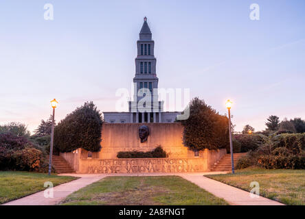 Alexandria, Virginia - 4 November 2019: Sonnenuntergang an der George Washington Masonic National Memorial Stockfoto