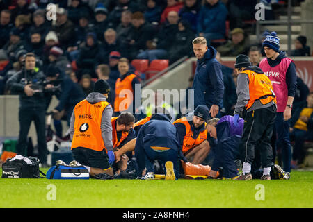 Salford, Lancashire, UK. 8. November 2019; AJ Bell Stadium, Salford, Lancashire, England; English Premiership Rugby, Verkauf Haifische gegen Coventry Wespen; Josh Beaumont von Verkauf Haifische erhält Behandlungen nach einer Verletzung - Redaktionelle Verwendung Credit: Aktion Plus Sport Bilder/Alamy leben Nachrichten Stockfoto