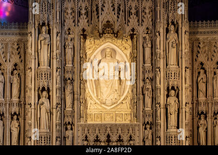 Washington, DC - 4 November 2019: Kunstvolle Schnitzereien von Heiligen und Jesus um den Hauptaltar in der National Cathedral in Washington DC Stockfoto