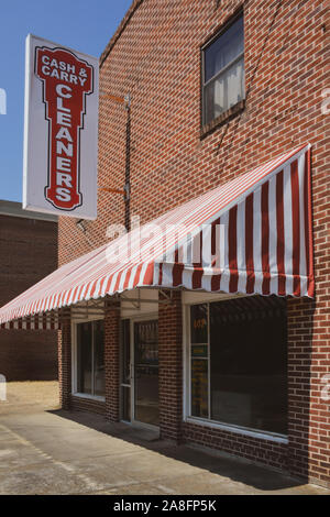Die rot gestreiften Markise der Cash&Carry Reinigungsmittel Highlights das rote Backsteingebäude in der kleinen Stadt Amerika, Hattiesburg, MS, USA Stockfoto