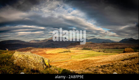 Ein Panorama Foto aus dem Birker fiel getroffen in Eskdale und weiter in Richtung Bogen fiel, Scafell und The Langdales darüber hinaus. Stockfoto