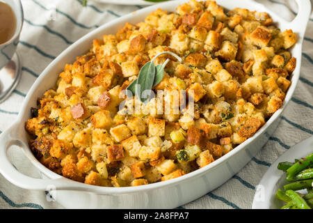 Hausgemachte Thanksgiving Dressing Füllung Butter und Salbei Stockfoto