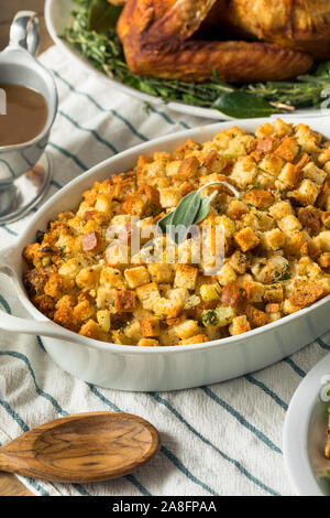 Hausgemachte Thanksgiving Dressing Füllung Butter und Salbei Stockfoto