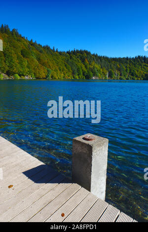 Blick auf See Pavin, See vulkanischen Ursprungs in der Auvergne, Puy-de-Dome; Frankreich Stockfoto