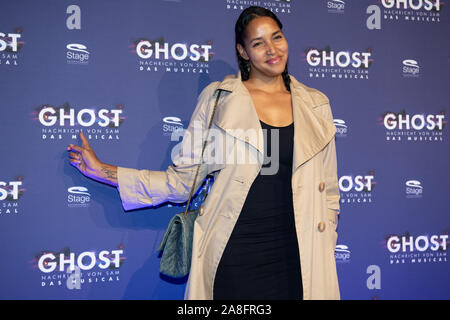 Stuttgart, Deutschland. 07 Nov, 2019. Cassandra Steen kommt zur Premiere des Musicals "Ghost" Credit: Tom Weller/dpa/Alamy leben Nachrichten Stockfoto