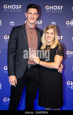 Stuttgart, Deutschland. 07 Nov, 2019. Elisabeth Seitz und ihr Freund auf die Premiere des Musicals "Ghost" Credit: Tom Weller/dpa/Alamy leben Nachrichten Stockfoto