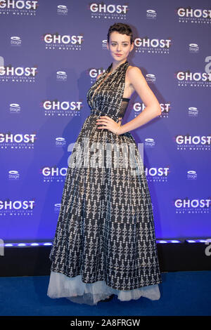 Stuttgart, Deutschland. 07 Nov, 2019. Modell Laura Bräutigam kommt zur Premiere des Musicals "Ghost" Credit: Tom Weller/dpa/Alamy leben Nachrichten Stockfoto