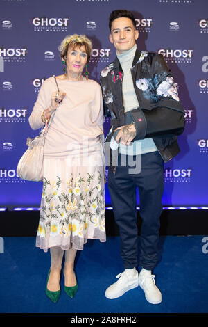 Stuttgart, Deutschland. 07 Nov, 2019. Marcel Nguyen und seine Mutter Hedi auf die Premiere des Musicals "Ghost" Credit: Tom Weller/dpa/Alamy leben Nachrichten Stockfoto