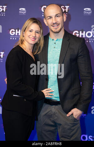 Stuttgart, Deutschland. 07 Nov, 2019. Frank Stäbler und seine Frau Sandra kommen zur Premiere des Musicals "Ghost" Credit: Tom Weller/dpa/Alamy leben Nachrichten Stockfoto