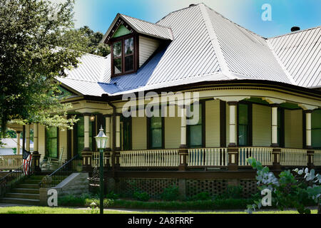 Eine eindrucksvolle Queen Anne Stil mit einem umlaufenden Veranda und Giebeldach im historischen Viertel Nachbarschaft in Hattiesburg, MS, USA Stockfoto