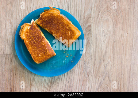 Goldbraun gegrillt Käsebrot schneiden und auf dem Teller des Kindes serviert. Stockfoto