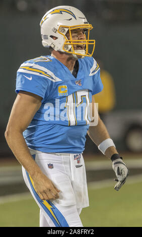 Oakland, Kalifornien, USA. 7 Nov, 2019. Los Angeles Ladegeräte Quarterback Philip Flüsse (17) am Donnerstag, 7. November 2019, bei Oakland-Alameda County Coliseum in Oakland, Kalifornien. Die Räuber besiegt die LA Ladegeräte 26-24. Credit: Al Golub/ZUMA Draht/Alamy leben Nachrichten Stockfoto