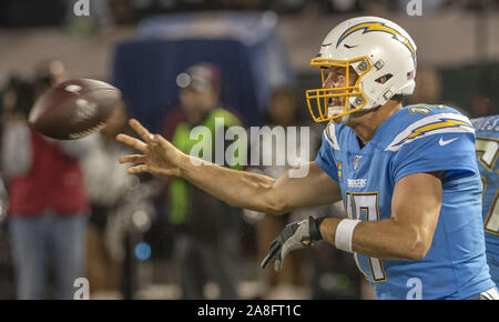 Oakland, Kalifornien, USA. 7 Nov, 2019. Los Angeles Ladegeräte Quarterback Philip Flüsse (17) am Donnerstag, 7. November 2019, bei Oakland-Alameda County Coliseum in Oakland, Kalifornien. Die Räuber besiegt die LA Ladegeräte 26-24. Credit: Al Golub/ZUMA Draht/Alamy leben Nachrichten Stockfoto