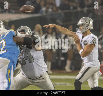 Oakland, Kalifornien, USA. 7 Nov, 2019. Oakland Raiders Quarterback Derek Carr (4) am Donnerstag, 7. November 2019, bei Oakland-Alameda County Coliseum in Oakland, Kalifornien. Die Räuber besiegt die LA Ladegeräte 26-24. Credit: Al Golub/ZUMA Draht/Alamy leben Nachrichten Stockfoto