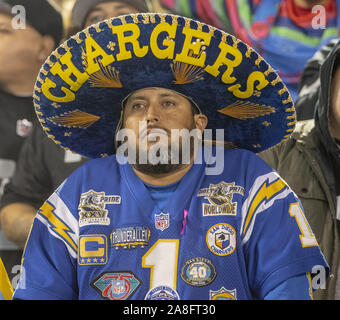 Oakland, Kalifornien, USA. 7 Nov, 2019. La Ladegeräte Lüfter nicht am Ende des Spiel glücklich am Donnerstag, 7. November 2019, bei Oakland-Alameda County Coliseum in Oakland, Kalifornien. Die Räuber besiegt die LA Ladegeräte 26-24. Credit: Al Golub/ZUMA Draht/Alamy leben Nachrichten Stockfoto