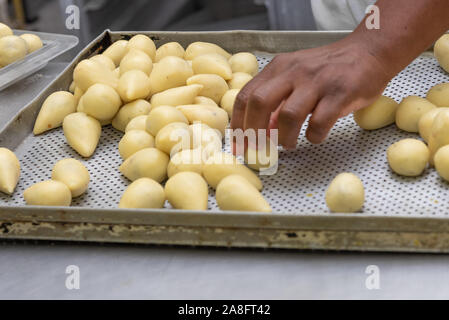 Herstellung von "coxinha de Frango', traditionelle brasilianische Snacks gefüllt mit Huhn Stockfoto