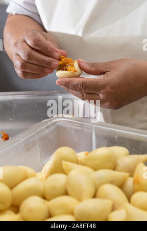 Herstellung von "coxinha de Frango', traditionelle brasilianische Snacks gefüllt mit Huhn Stockfoto