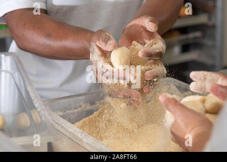 Herstellung von "coxinha de Frango', traditionelle brasilianische Snacks gefüllt mit Huhn Stockfoto