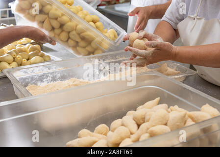 Herstellung von "coxinha de Frango', traditionelle brasilianische Snacks gefüllt mit Huhn Stockfoto