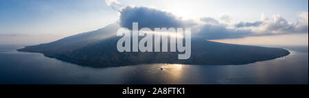 Morgen Sonnenlicht beleuchtet die remote Vulkaninsel Sangeang, außerhalb von Komodo National Park. Dieser Bereich hat eine hohe biologische Vielfalt der Meere. Stockfoto