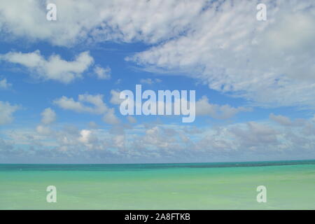 Kleine surf und Sky im kubanischen Strand Stockfoto