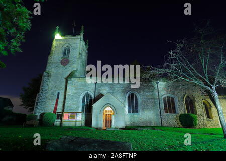 St. Mary's Kirche von England in Kippax mit Mohnblumen cascading vom Turm. Stockfoto