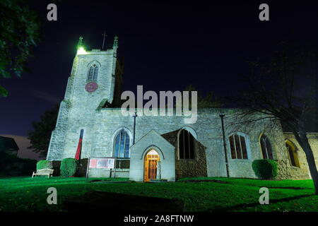 St. Mary's Kirche von England in Kippax mit Mohnblumen cascading vom Turm. Stockfoto