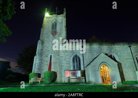 St. Mary's Kirche von England in Kippax mit Mohnblumen cascading vom Turm. Stockfoto