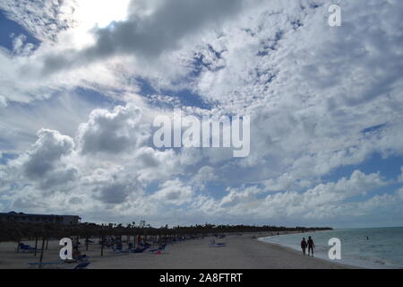 Kleine surf und Sky im kubanischen Strand Stockfoto